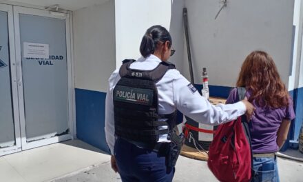 Evitan agentes de Seguridad Vial que mujer se lance de puente peatonal en la Heroico Colegio Militar