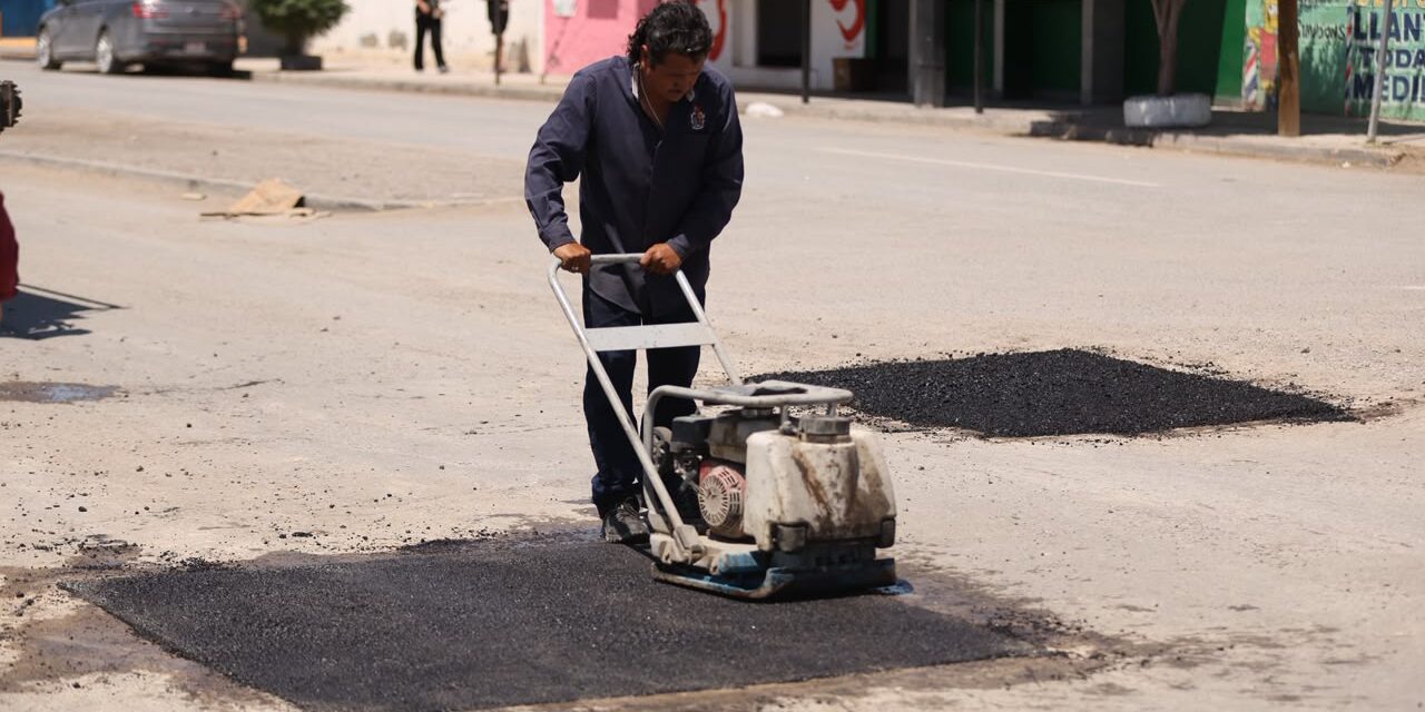 Supervisa Héctor Rafael Ortiz Orpinel trabajos de bacheo en Riberas del Bravo y pide a la JMAS atender infraestructura dañada