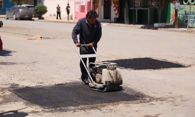Supervisa Héctor Rafael Ortiz Orpinel trabajos de bacheo en Riberas del Bravo y pide a la JMAS atender infraestructura dañada