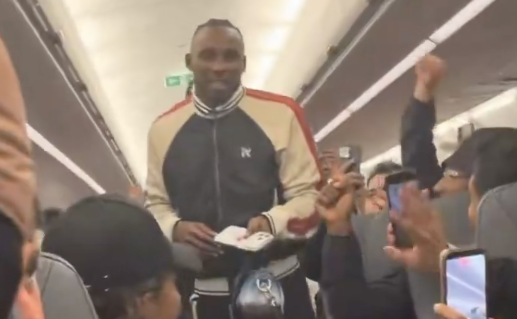 ¡Gracias, Julián! Ovacionan a Quiñones en pleno vuelo comercial tras eliminación de México