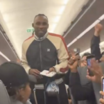 ¡Gracias, Julián! Ovacionan a Quiñones en pleno vuelo comercial tras eliminación de México