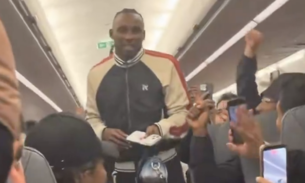 ¡Gracias, Julián! Ovacionan a Quiñones en pleno vuelo comercial tras eliminación de México