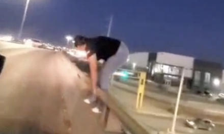 Rescatan agentes de vialidad a mujer que intentaba lanzarse de un puente