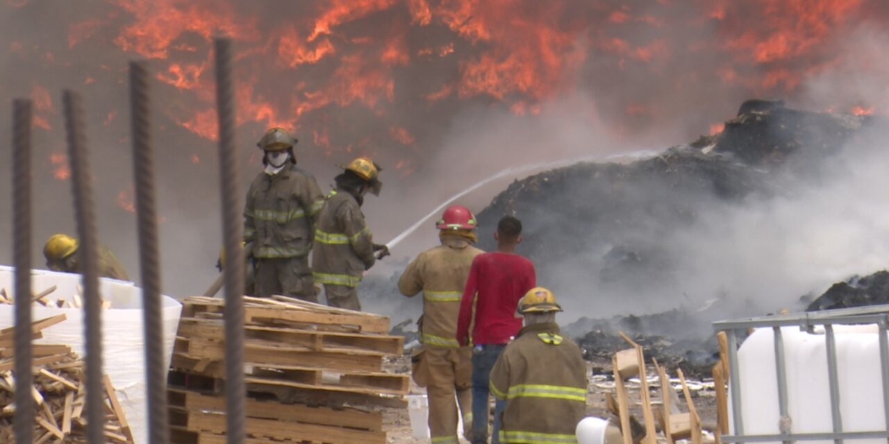 Autoridades municipales reportan 95% de control del incendio en recicladora del kilómetro 26; reforzarán inspecciones y coordinación ambiental