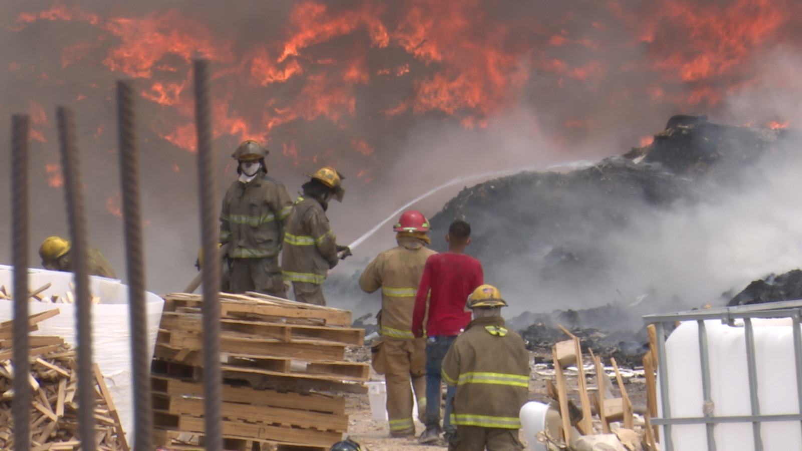 Autoridades municipales reportan 95% de control del incendio en recicladora del kilómetro 26; reforzarán inspecciones y coordinación ambiental