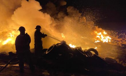 Incendio consume hasta 300 mil llantas; Bomberos evitan una catástrofe mayor en Ciudad Juárez