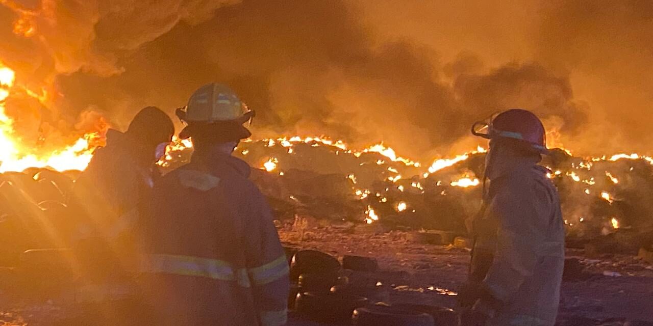 Incendio consume hasta 300 mil llantas; Bomberos evitan una catástrofe mayor en Ciudad Juárez