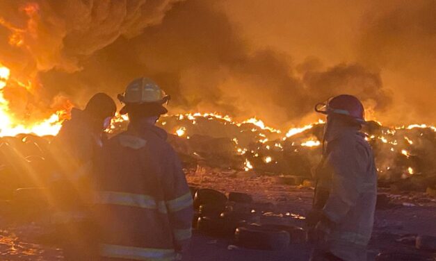 Incendio consume hasta 300 mil llantas; Bomberos evitan una catástrofe mayor en Ciudad Juárez