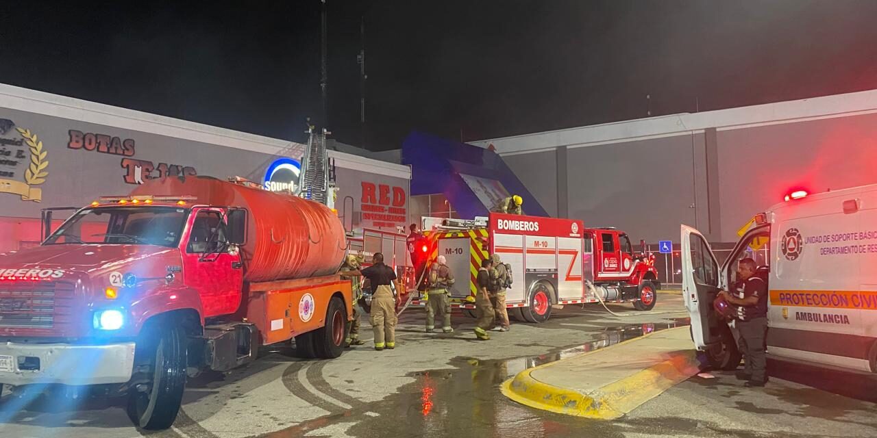 Incendio en joyerías obliga a evacuar Río Grande Mall; investigan causas del siniestro