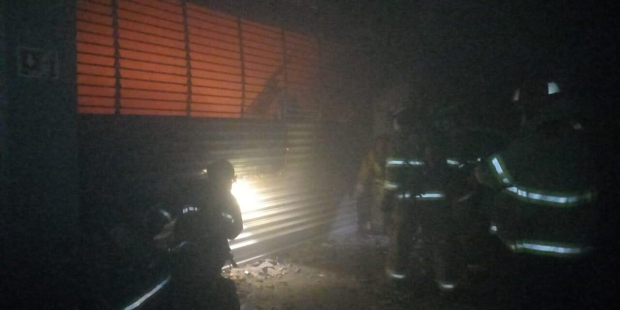 Incendio en joyerías obliga a evacuar Río Grande Mall; investigan causas del siniestro