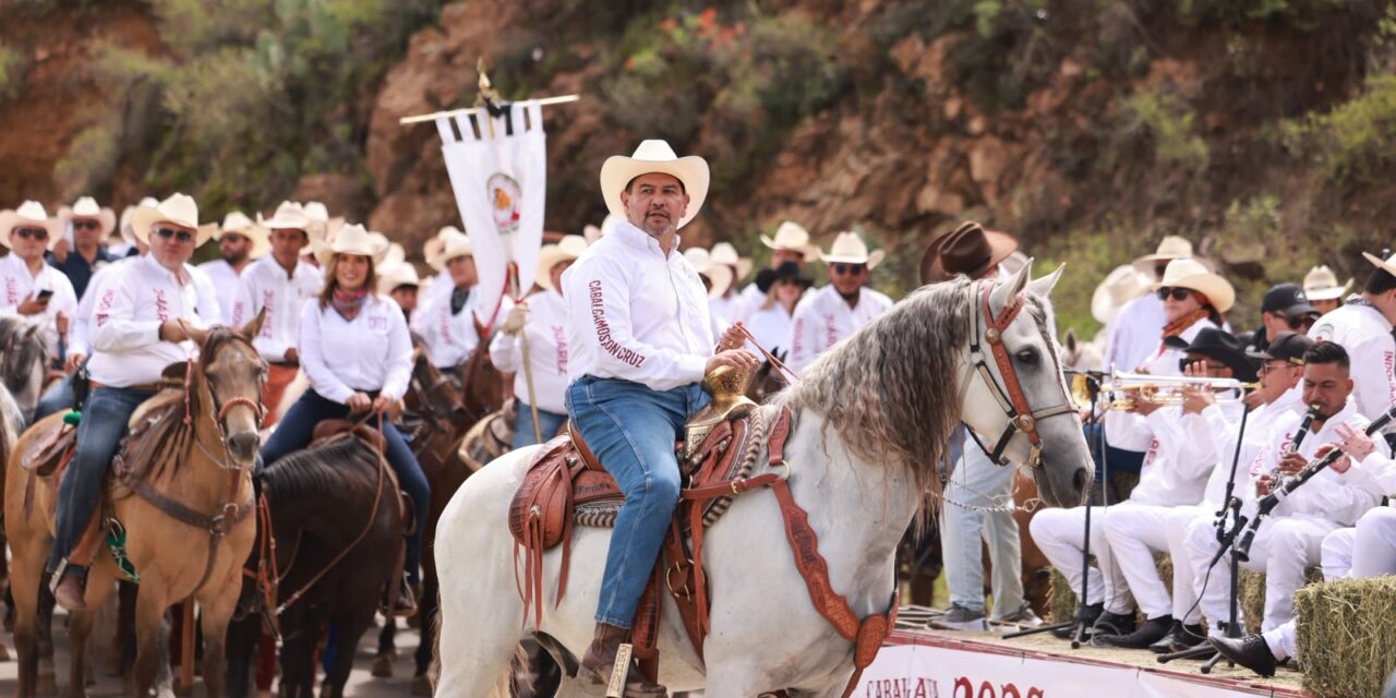 Cruz Pérez Cuéllar participa en la Cabalgata Villista en Parral