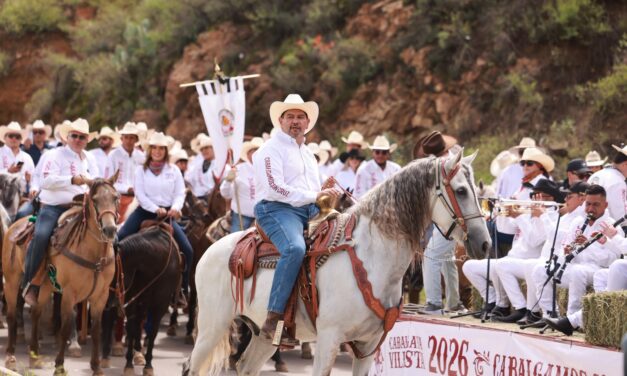 Cruz Pérez Cuéllar participa en la Cabalgata Villista en Parral