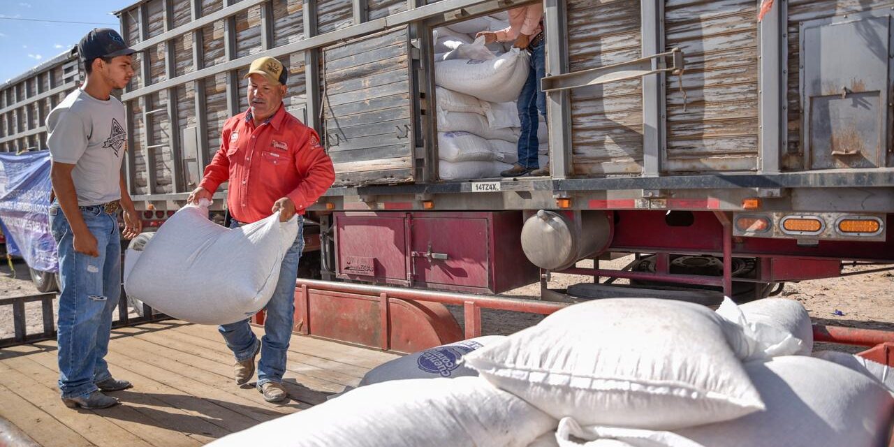 Entrega Estado 60 toneladas de maíz rolado a productores de Juárez y Guadalupe