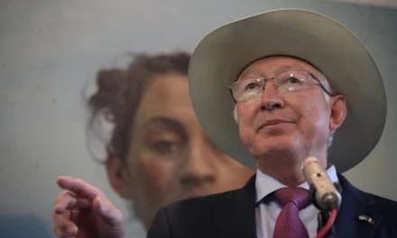 Ken Salazar afirma que no “mintió” sobre captura de “El Mayo”