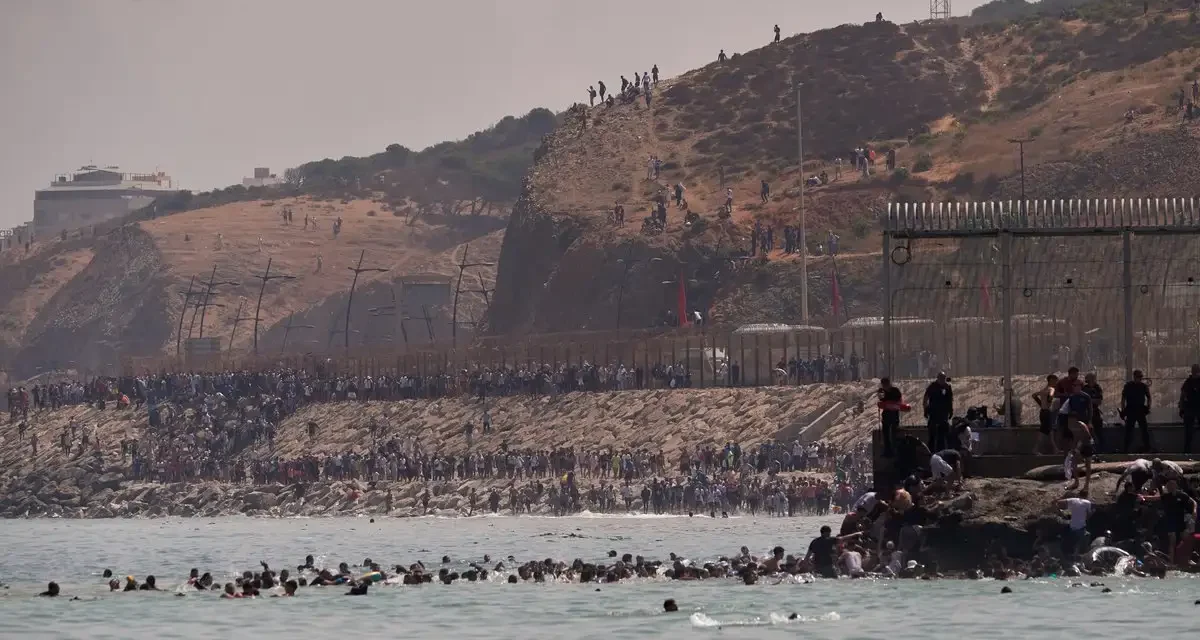 Miles de migrantes cruzan la frontera de Ceuta para llegar a España