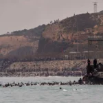 Miles de migrantes cruzan la frontera de Ceuta para llegar a España