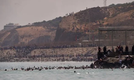 Miles de migrantes cruzan la frontera de Ceuta para llegar a España