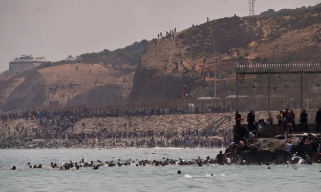 Miles de migrantes cruzan la frontera de Ceuta para llegar a España