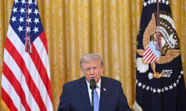 Trump acusa a China de injerencia electoral y reaviva debate sobre la seguridad de los comicios en EU