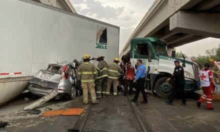 Muere una persona tras choque de vehículo contra el tren en Parque Industrial Juárez