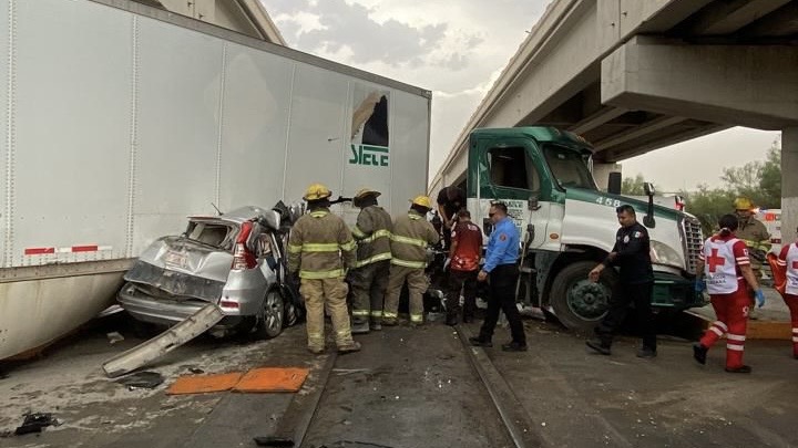 Muere una persona tras choque de vehículo contra el tren en Parque Industrial Juárez