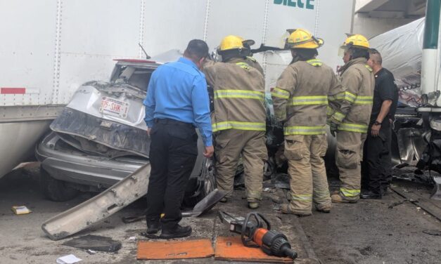 Muere una persona tras choque de vehículo contra el tren en Parque Industrial Juárez