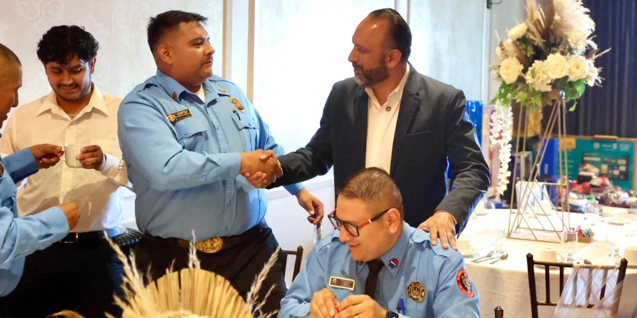 Festeja Presidente Municipal con bomberos su día