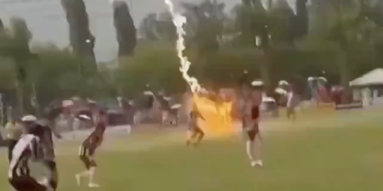 Un rayo cae en plena semifinal y mata a futbolista de 24 años; el impactante momento quedó en video