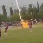 Un rayo cae en plena semifinal y mata a futbolista de 24 años; el impactante momento quedó en video