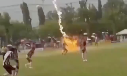 Un rayo cae en plena semifinal y mata a futbolista de 24 años; el impactante momento quedó en video