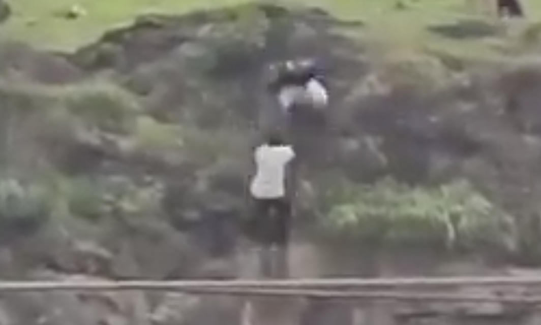 Tragedia en India: padres intentan salvar a su hijo y los tres mueren al caer de una montaña