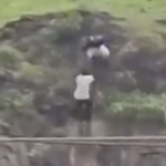 Tragedia en India: padres intentan salvar a su hijo y los tres mueren al caer de una montaña