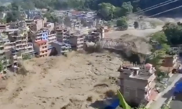 Tragedia en Nepal: inundaciones dejan al menos 95 muertos y cientos de desaparecidos
