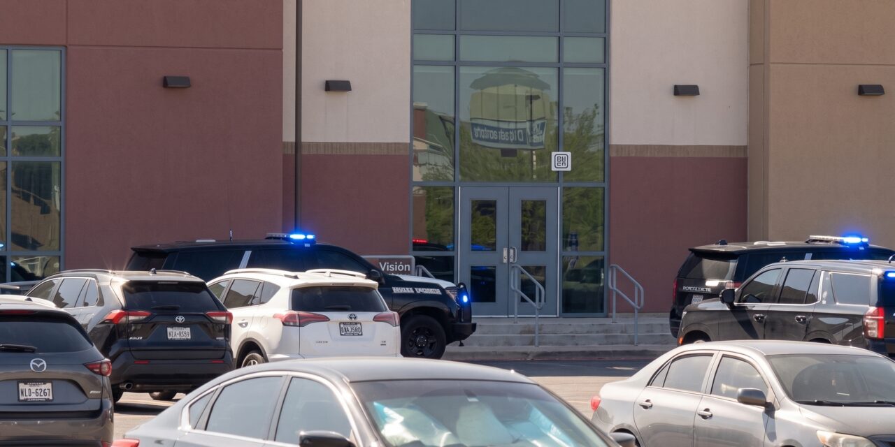 Confirman tres estudiantes apuñalados en Americas High School; sospechoso está detenido