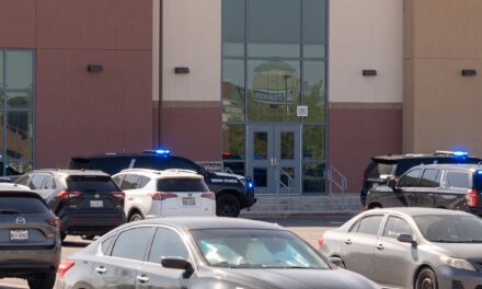 Confirman tres estudiantes apuñalados en Americas High School; sospechoso está detenido