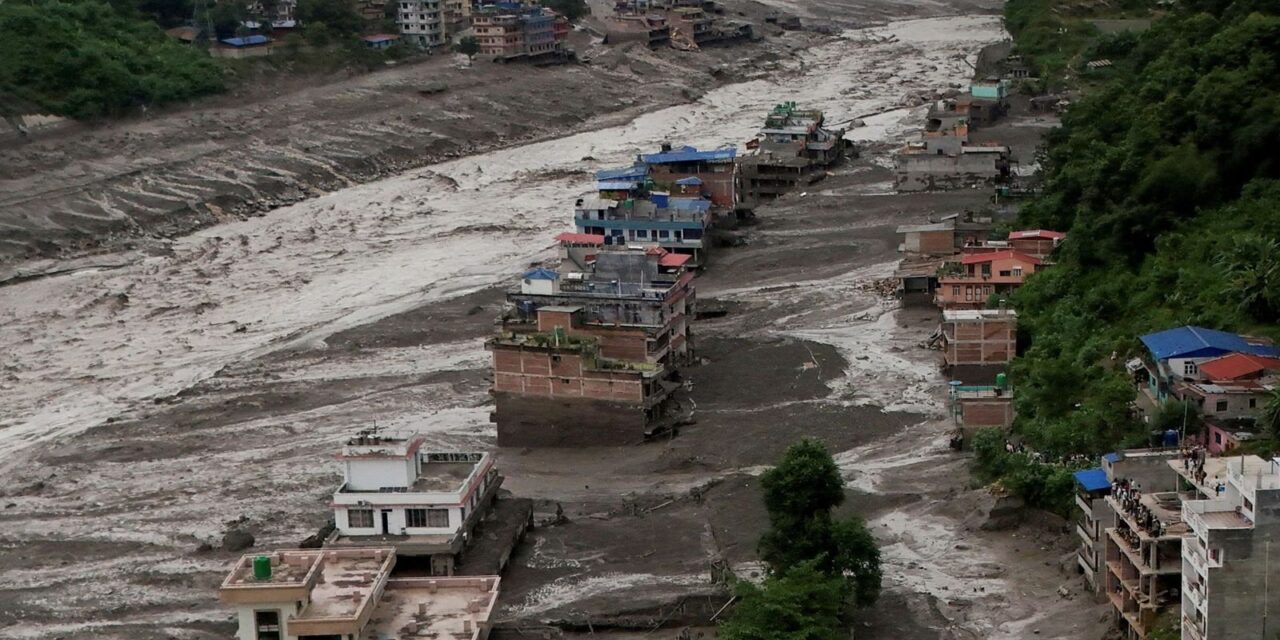 ¡La tragedia crece en Nepal! Ya son 359 muertos y cientos siguen desaparecidos tras devastadora inundación
