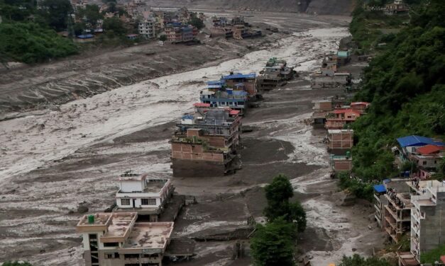 ¡La tragedia crece en Nepal! Ya son 359 muertos y cientos siguen desaparecidos tras devastadora inundación