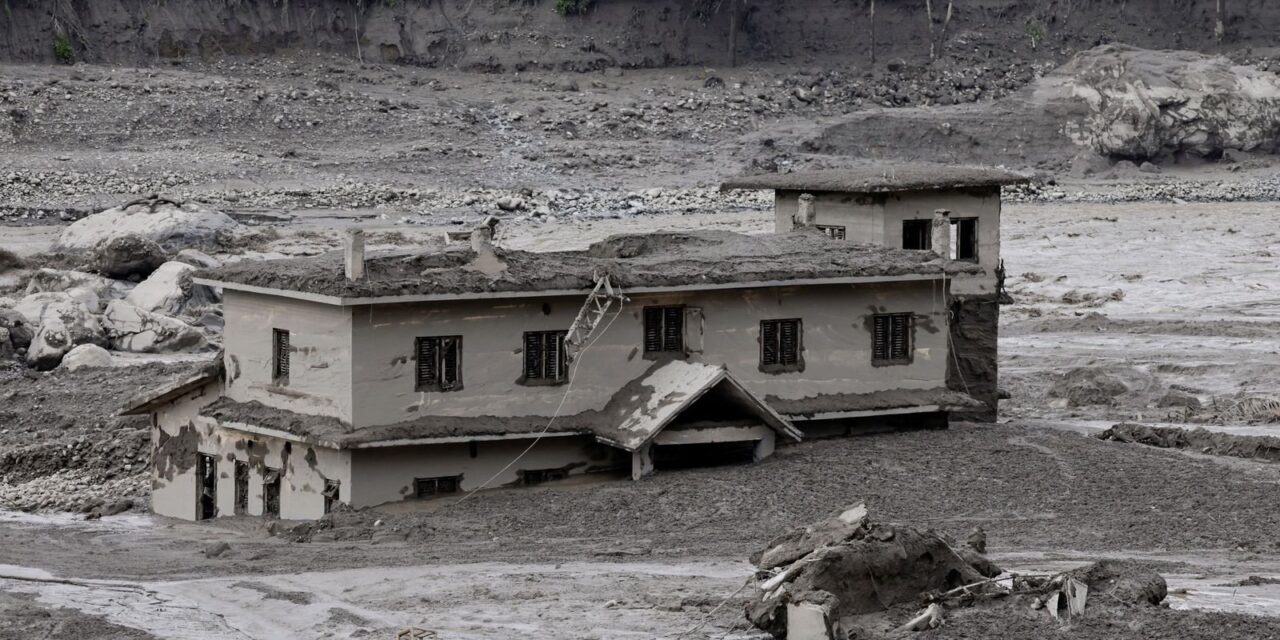 ¡La tragedia crece en Nepal! Ya son 359 muertos y cientos siguen desaparecidos tras devastadora inundación