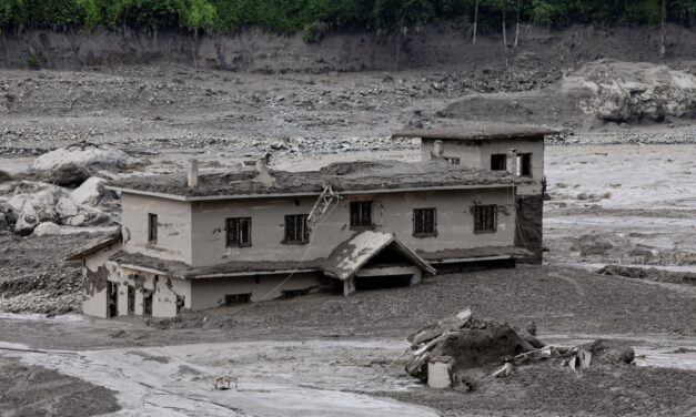 ¡La tragedia crece en Nepal! Ya son 359 muertos y cientos siguen desaparecidos tras devastadora inundación