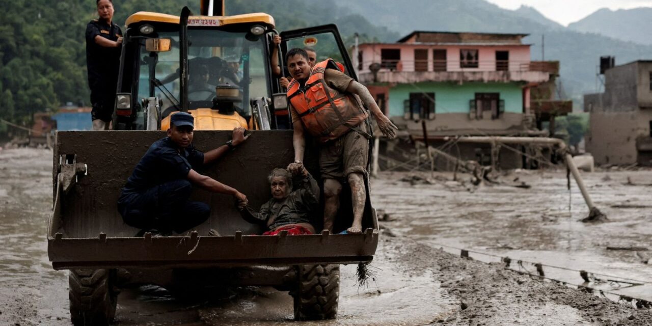 ¡La tragedia crece en Nepal! Ya son 359 muertos y cientos siguen desaparecidos tras devastadora inundación