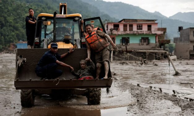 ¡La tragedia crece en Nepal! Ya son 359 muertos y cientos siguen desaparecidos tras devastadora inundación