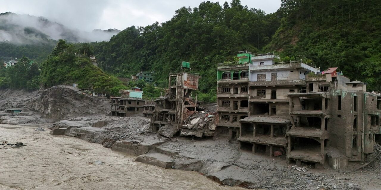 ¡La tragedia crece en Nepal! Ya son 359 muertos y cientos siguen desaparecidos tras devastadora inundación