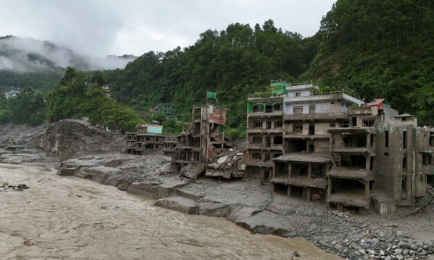 ¡La tragedia crece en Nepal! Ya son 359 muertos y cientos siguen desaparecidos tras devastadora inundación