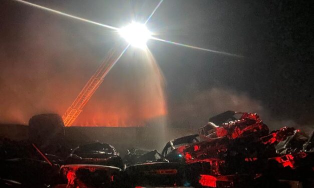 Incendio arrasa con alrededor de 80 vehículos en yonke de la carretera a Casas Grandes