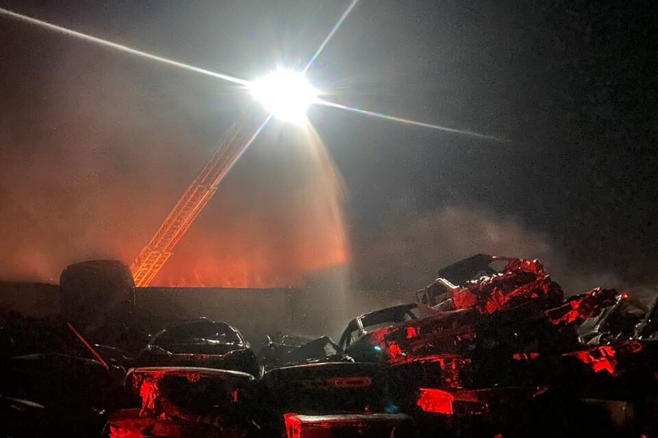 Incendio arrasa con alrededor de 80 vehículos en yonke de la carretera a Casas Grandes