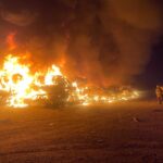 Incendio arrasa con alrededor de 80 vehículos en yonke de la carretera a Casas Grandes