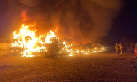 Incendio arrasa con alrededor de 80 vehículos en yonke de la carretera a Casas Grandes