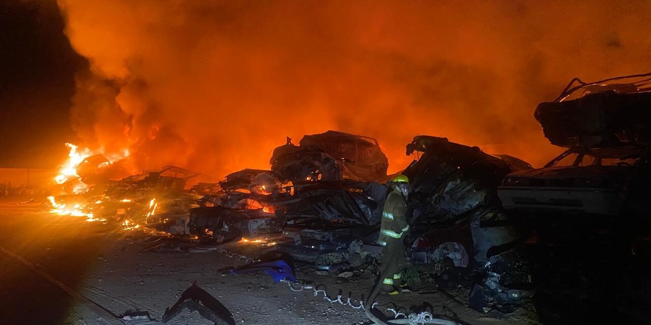 Incendio arrasa con alrededor de 80 vehículos en yonke de la carretera a Casas Grandes