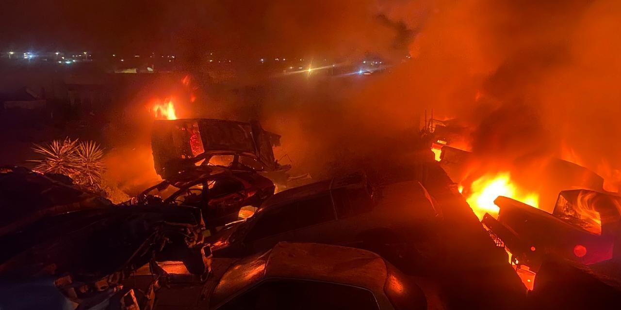 Incendio arrasa con alrededor de 80 vehículos en yonke de la carretera a Casas Grandes
