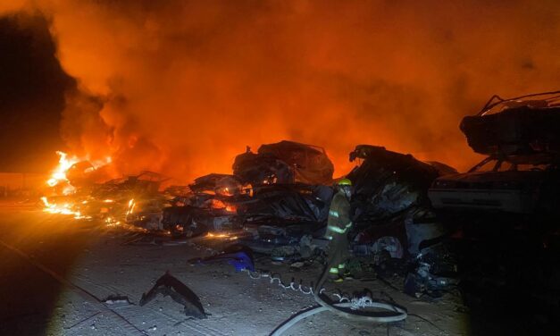 Incendio arrasa con alrededor de 80 vehículos en yonke de la carretera a Casas Grandes